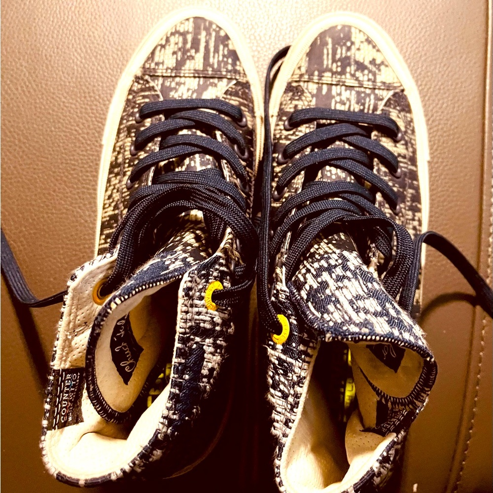 Sneakers size 8